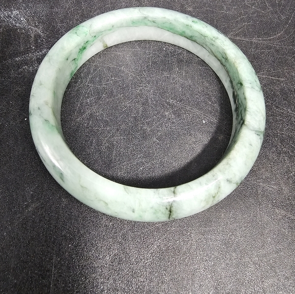 Vintage mottled green jadeite bangle bracelet - Picture 2 of 6